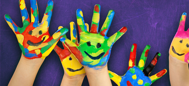 Na imagem vemos mãos pintadas em formatos de rostos