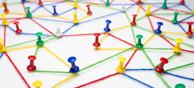 Na imagem vemos uma série de pinos interligados por linhas coloridas