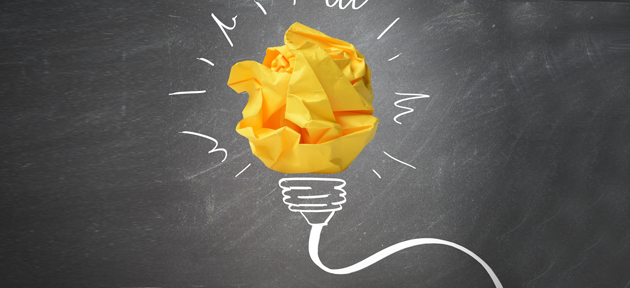 Ilustração mostra lâmpada de papel com soquete e fio desenhado em lousa com giz