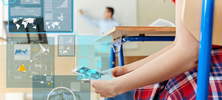 Criança mexe em smartphone durante aula