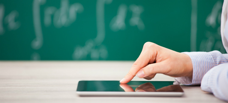 Na imagem vemos um tablet sobre a mesa