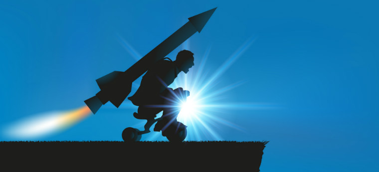 Imagem com fundo azul mostra aventureiro com um triciclo e um foguete amarrado nas costas pronto para decolar