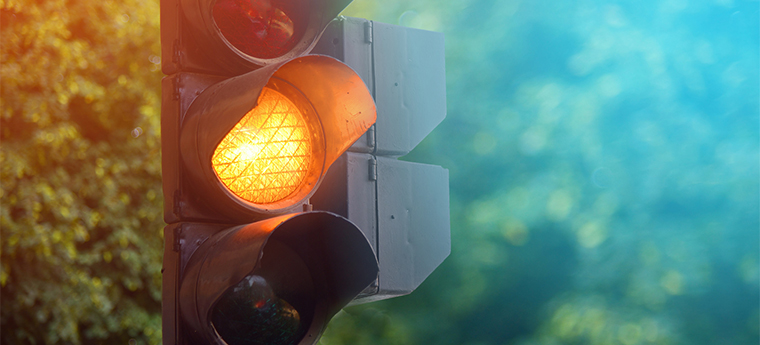 Imagem mostra sinal de trânsito na fase amarela