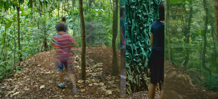 Criança corre entre obras da artista Cristina Iglesias