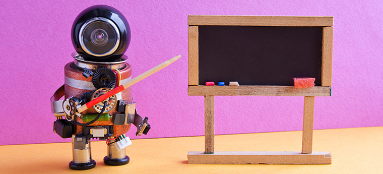 Robô apontando para lousa como se fosse um professor