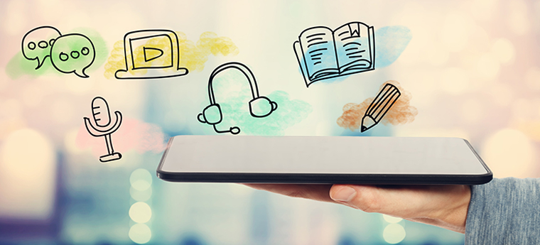 Homem segura tablet. Na parte de cima do dispositivo eletrônico aparecem seis ilustrações pequenas: um lápis, um caderno, um fone de ouvido, um computador, um microfone e um balão de conversa.