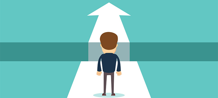 Imagem mostra homem parado diante de um buraco simbolizando um deseafio