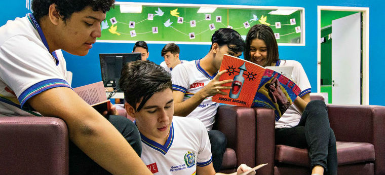 Alunos durante atividade de leitura