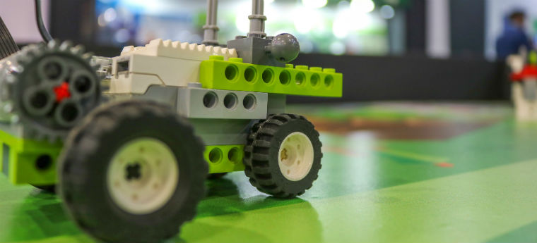 Robô montado com kits LEGO