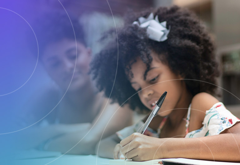 Criança escrevendo ao lado de um adulto