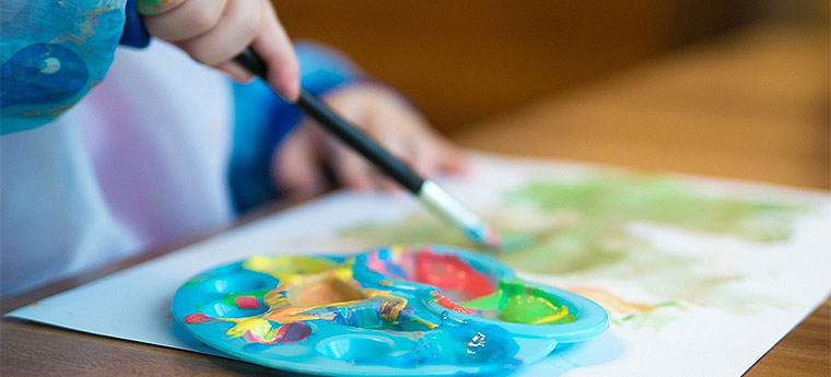 Criança pintando aquarela