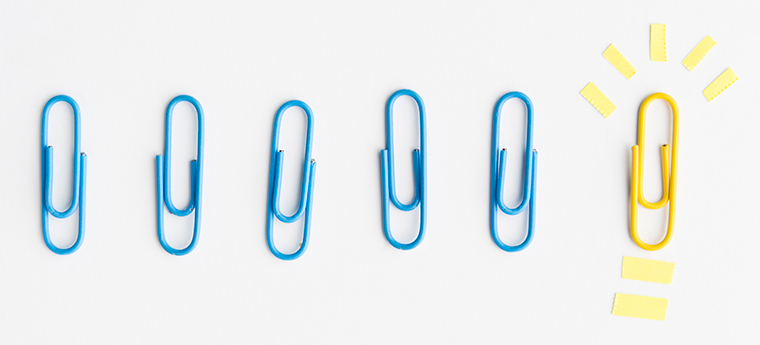 Linha de clipes com um aceso simbolizando ideia