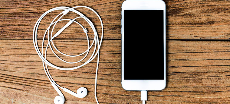 Celular com fone conectado