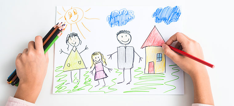 Criança desenha família ao lado da casa