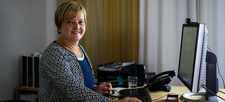 Marjo Kyllönen, secretária de Educação e Desenvolvimento de Helsinque em foto em seu escritório