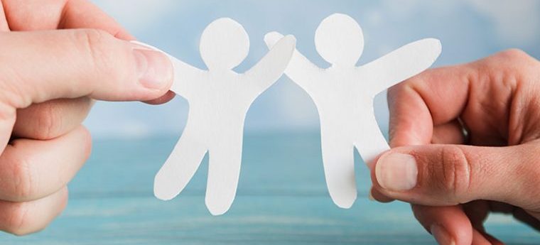 Bonequinhos de papel dando um toca aí