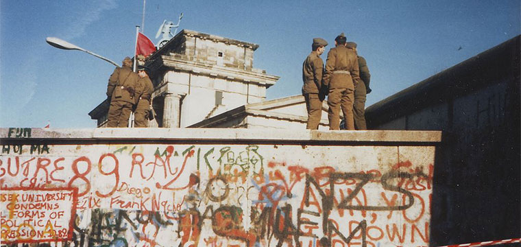 Soldados sobre o Muro de Berlim, perto do Portão de Brandeburgo em 16 de novembro de 1989