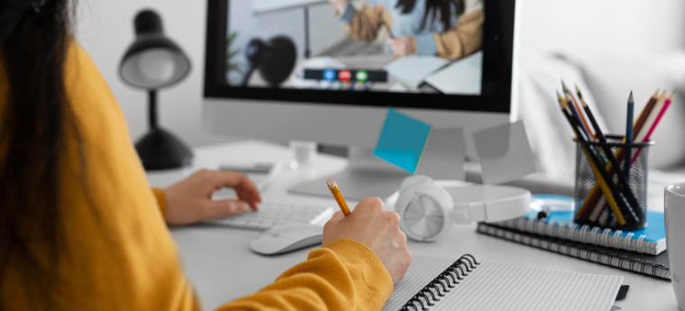 estudante em aula virtual