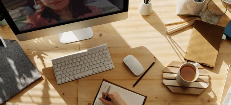 estudante em aula online