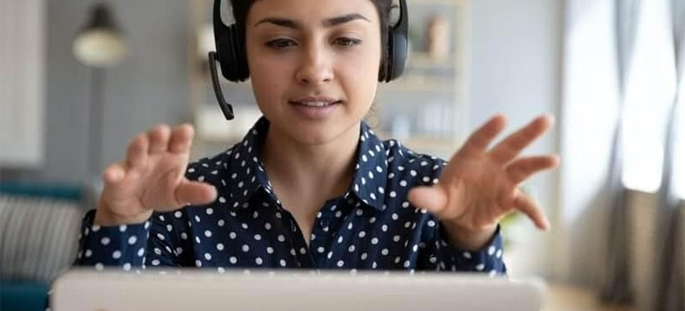 Jovem durante conversa pelo computador