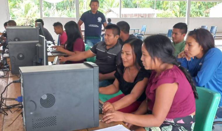 Estudantes participam de pesquisa sobre saberes locais no computador ao mesmo tempo em que aprendem informática