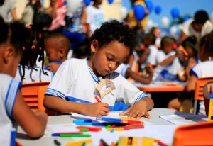 Ilustração do post Alfabetização integral vai além da leitura e da escrita, abrangendo múltiplas linguagens 