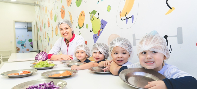 Crianças e nutricionista participam de atividade sobre alimentação saudável.