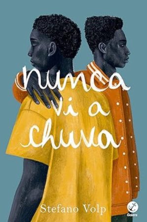 Capa com dois jovens negros lado a lado, com o título "nunca vi a chuva" escrito em branco sobre a imagem.
