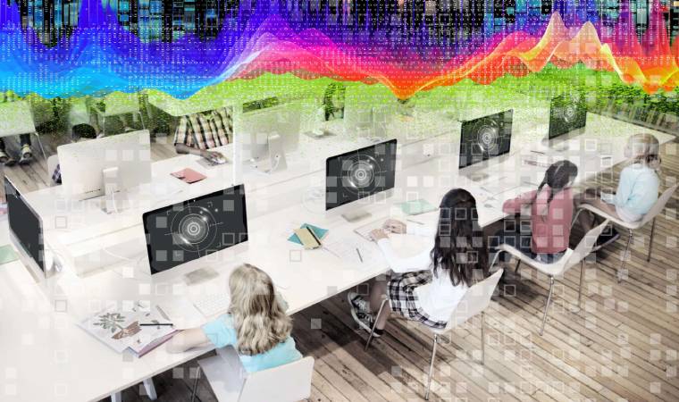 Crianças em sala de aula usando computadores, com sobreposição digital de gráficos coloridos e elementos de realidade aumentada.