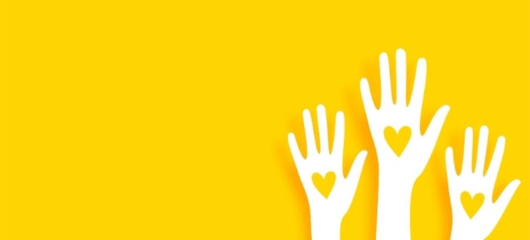 Ilustração de três mãos brancas levantadas sobre fundo amarelo, com corações no centro das palmas, simbolizando solidariedade e apoio.