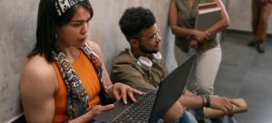 Ilustração do post Muita IA, pouca mediação: o novo cenário das escolas revelado pela TIC Educação 2024