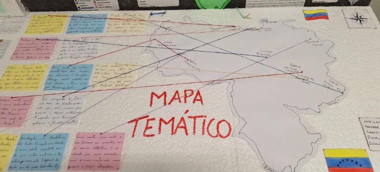 Mapa temático da Venezuela com várias linhas coloridas conectando regiões a notas adesivas de cores diferentes. As notas têm informações escritas à mão, e a palavra "MAPA TEMÁTICO" está escrita em letras vermelhas.
