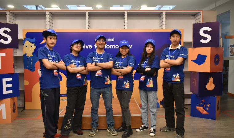 Seis participantes do programa Samsung Solve for Tomorrow posam lado a lado com braços cruzados.