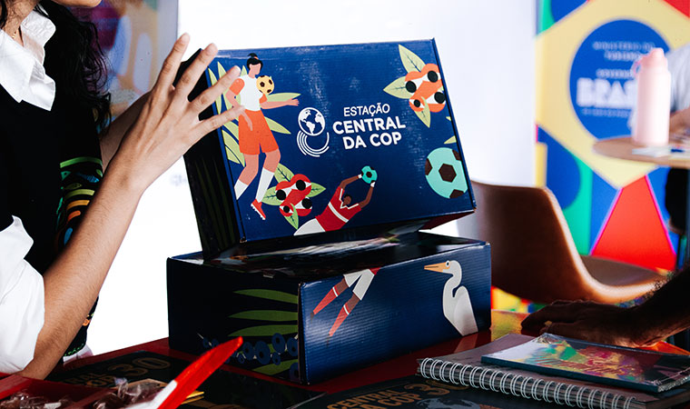 Caixas da Estação Central da COP com ilustrações coloridas e logo