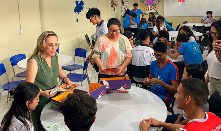 Professores e estudantes interagem com kits da Central da COP em sala de aula