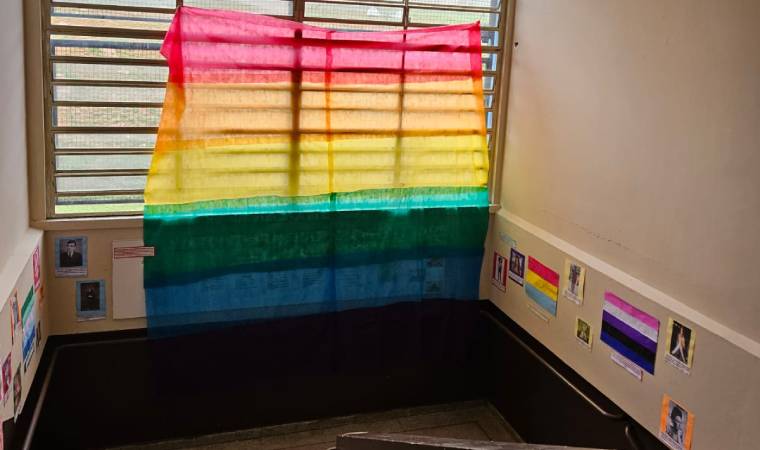 Destaque da exposição: bandeira LGBT cobre uma das janelas da escola