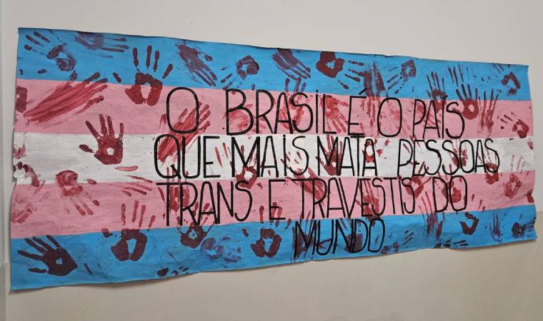 Uma grande bandeira azul, rosa e branca estampava a frase: “O Brasil é o país que mais mata pessoas trans no mundo.”