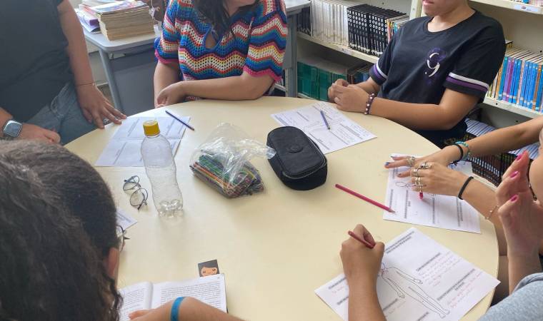 Estudantes reunidos na sala de leitura