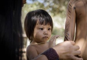 Ilustração do post Entre rios, brincadeiras e saberes, ‘Do Colo da Terra’ retrata as infâncias indígenas e suas lições