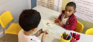 Ilustração do post Professora da educação infantil convida crianças a investigar seu lugar no mundo por meio da arte