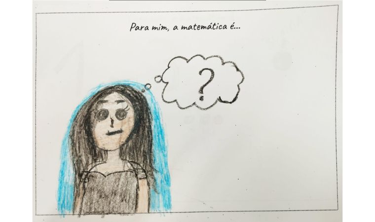 Criança com expressão neutra pensando em um ponto de interrogação