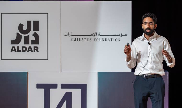 Arman Jaffer, fundador da Brisk Teaching durante apresentação no World Schools Summit