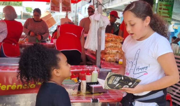 Crianças trocam ideias em barraca de paste da feira