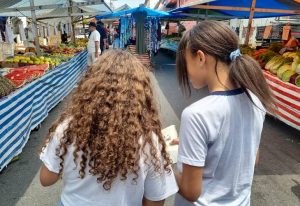 Ilustração do post Turma do 4º ano leva literatura negra e indígena para feira livre em SP