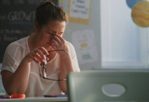 Ilustração do post Medo e censura nas escolas adoecem professores, revela estudo nacional