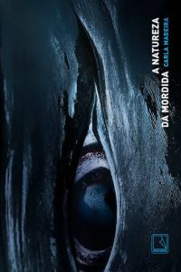 Close em um olho envolto por texturas escuras e rugosas