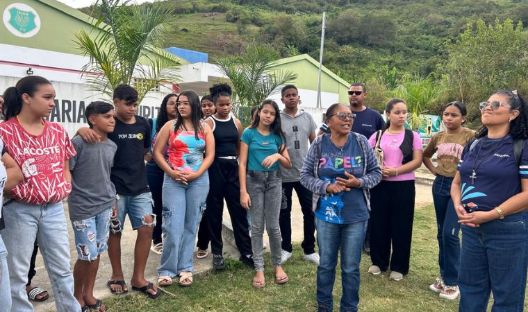 Grupo ouve explicação de moradora em frente a prédio público