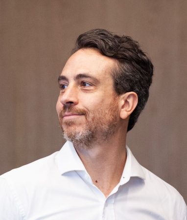 Homem de camisa branca olhando para a esquerda