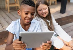 Ilustração do post Brasileiros são finalistas de prêmio global por uso de IA na educação