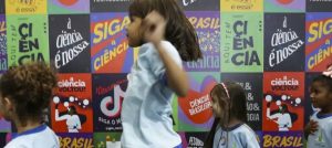 Ilustração do post Escola de verão gratuita da USP incentiva meninas nas ciências e convida professores